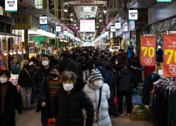 Stocks Steady Near Record Highs; Bonds Hold Losses: Markets Wrap