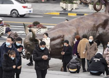 China Stocks’ Strong Start to New Year Falters Near Record High