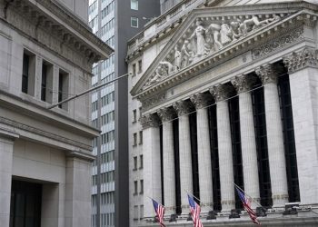 Tech stock slump drags down markets