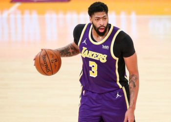 Lakers’ Anthony Davis leaves game vs. Nuggets after apparently re-injuring Achilles; set for MRI on Monday
