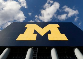 Michigan Wolverines men’s basketball extends pause as game vs. Illinois postponed