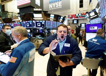 Dow gives up 500-point gain, falls for a 4th day as reselling returns