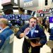 Dow gives up 500-point gain, falls for a 4th day as reselling returns